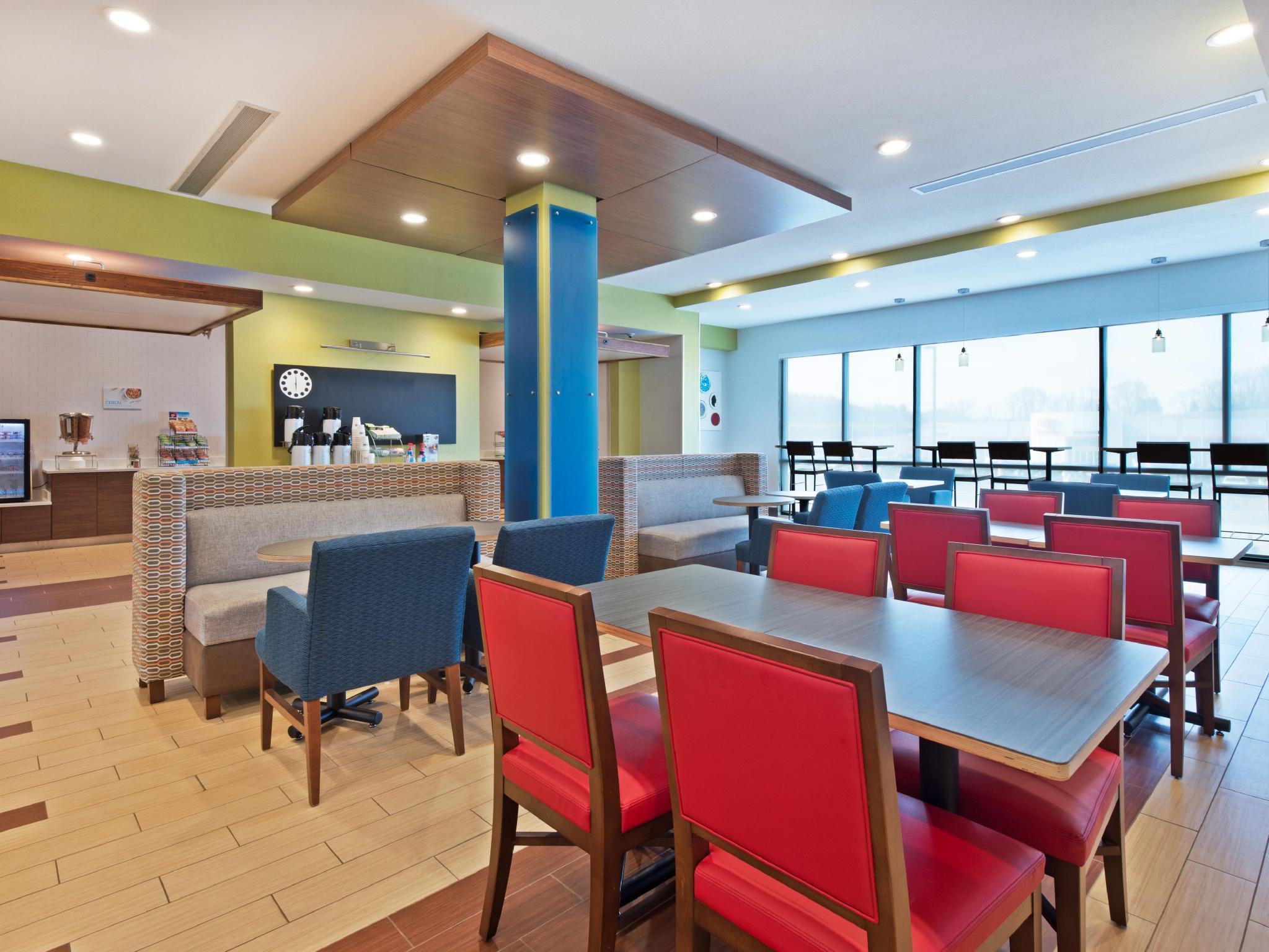 Holiday Inn Express & Suites Uniontown By Ihg Exterior foto