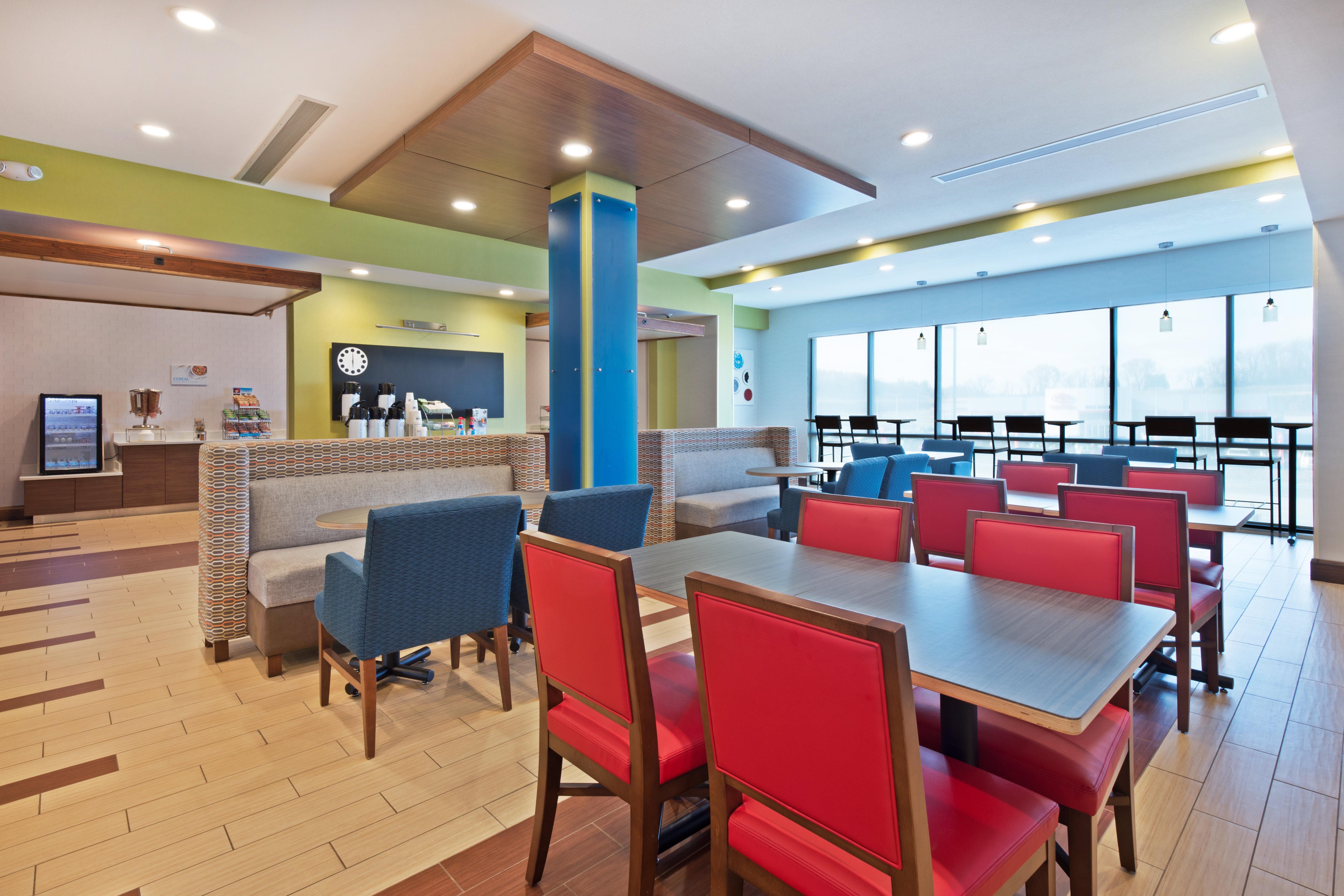 Holiday Inn Express & Suites Uniontown By Ihg Exterior foto