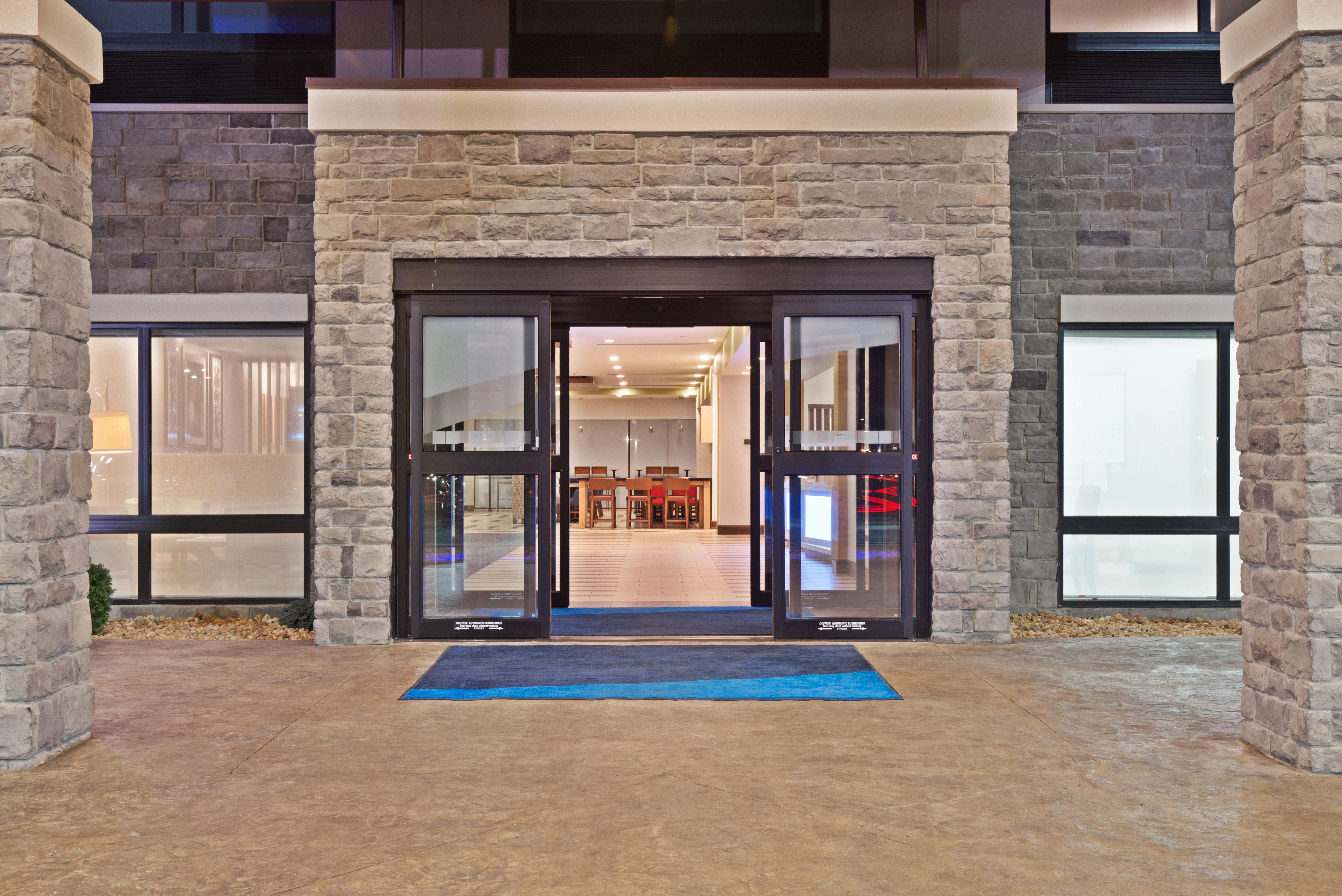 Holiday Inn Express & Suites Uniontown By Ihg Exterior foto